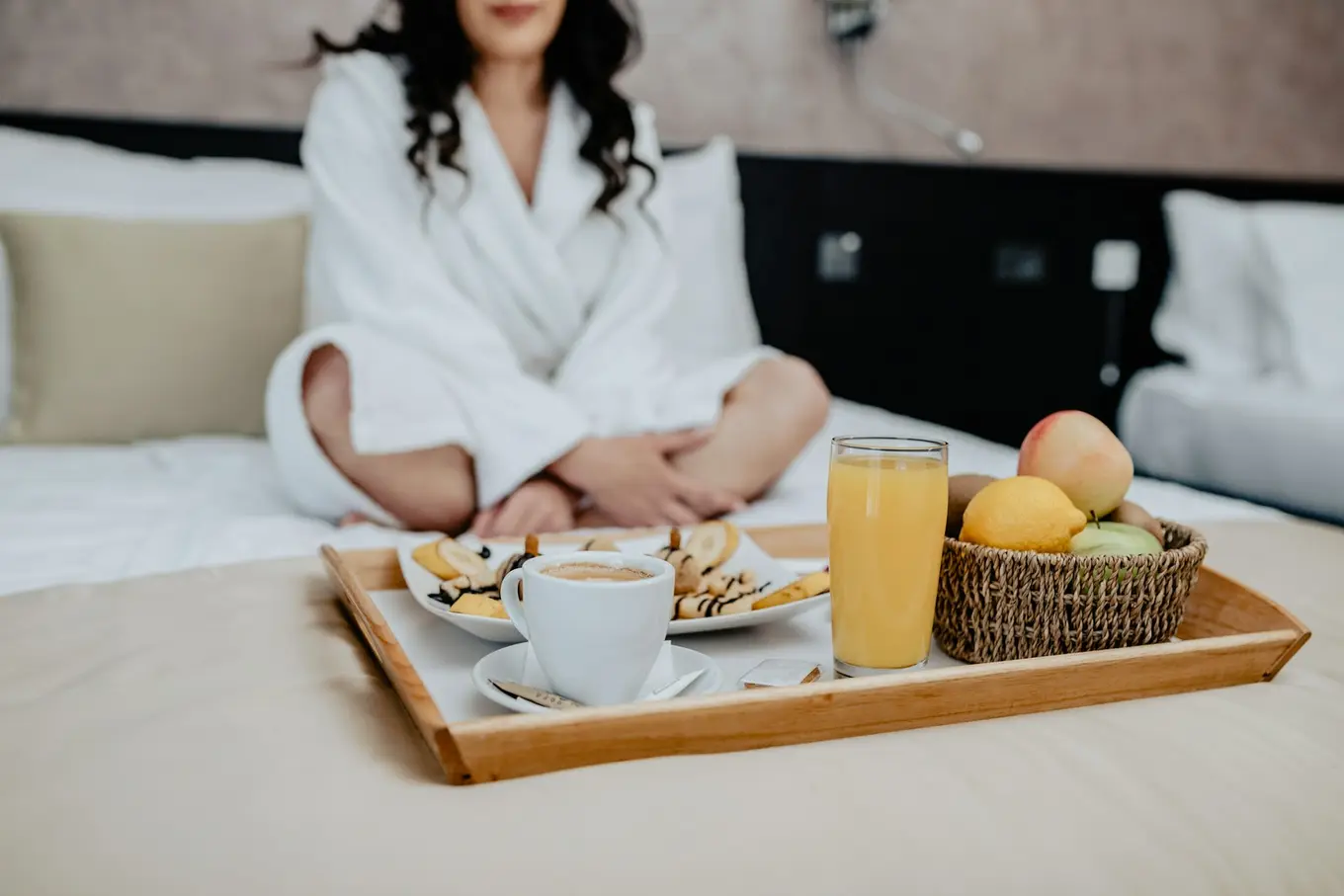 śniadanie w pokoju hotelowym